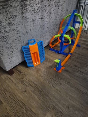 Hot wheels track and - track, car